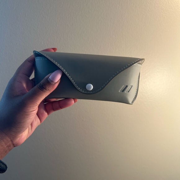 Le Specs Airy Canary in black and tortoise - Picture 2 of 6